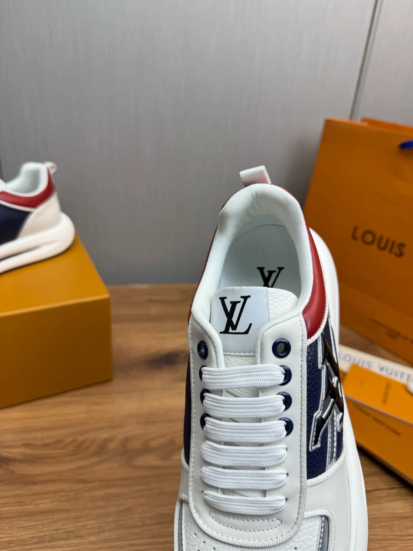 Men's shoes 💰820💰 Lv. Top purchasing agent 🇮🇹 Louis Vuitton, sports shoes counter synchronization, uppers imported from Italy, high-quality splicing and complex handicrafts, imported mesh pads are soft and comfortable, soles: original factory special soles, TPU exclusive movable molded soles super comfortable, original factory single goods, 🔍🔍high quality, you can enter and exit the counter at will, welcome to compare, code number 38-44 (Customized 38.45)